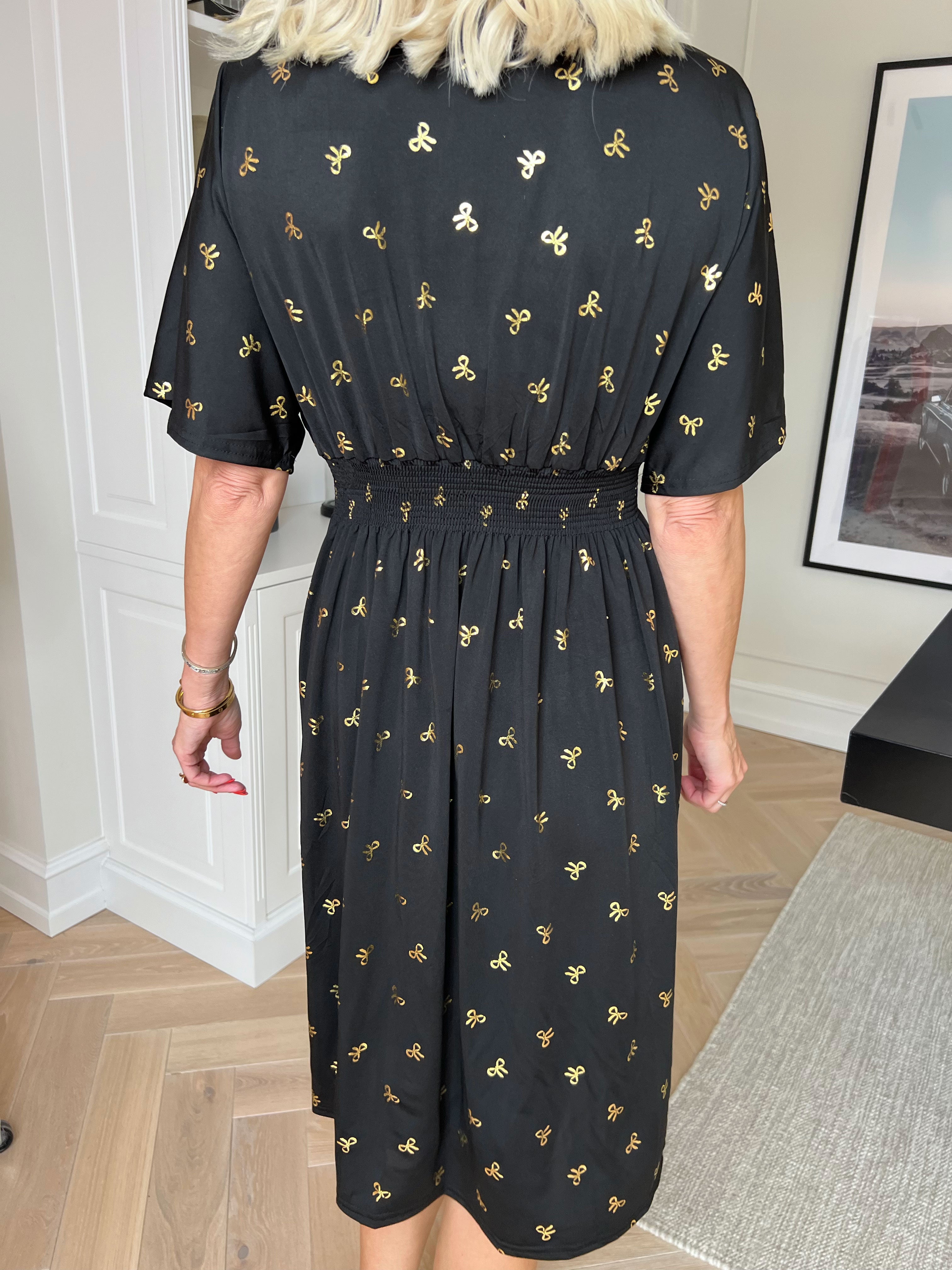 Pams Gold Bow Short - Elastisk kjole med smock i livet og fine guld sløjfer